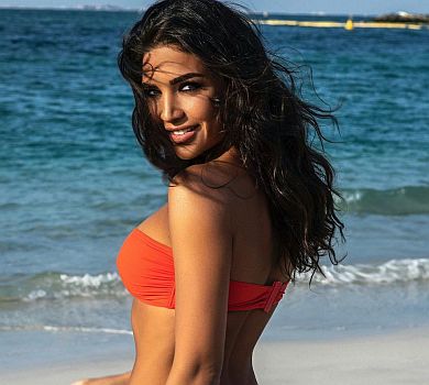 Дімопулос похвалилася дупцею в купальнику та зізналася, що не може сидіти на дієтах 