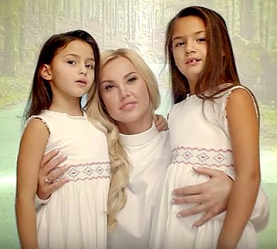 Камалія зняла дочок та Ніну Матвієнко в зворушливому кліпі про материнську любов. ВІДЕО