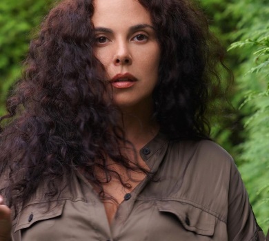 Заберіть свій металобрухт: Каменських знялася на тлі згорілої окупантської техніки