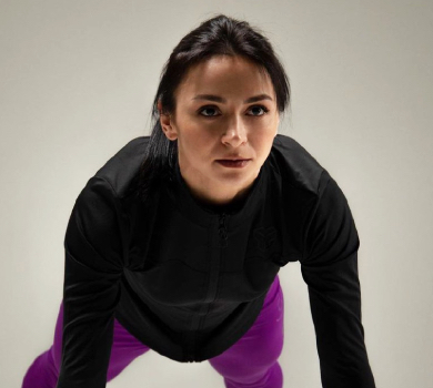 Гвоздьова у яскравому спортлуці потягнулася в скляній капсулі. ВІДЕО