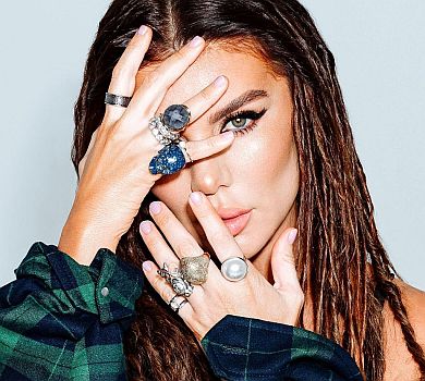 Седокова з волохатою пахвою привітала дівчат із 8 березня 