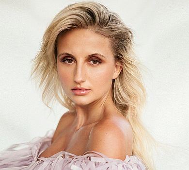 Гаряча українка, яка вміє грати на бандурі, знялася для в'єтнамського Harper's Bazaar