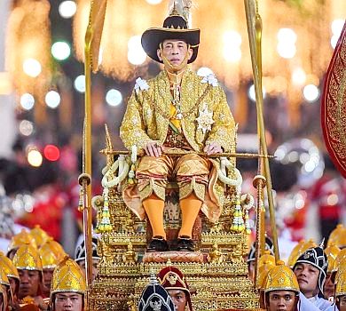 Самоізоляція по-королівському: монарх Таїланду з гаремом пересиджує пандемію в готелі в Альпах - ЗМІ
