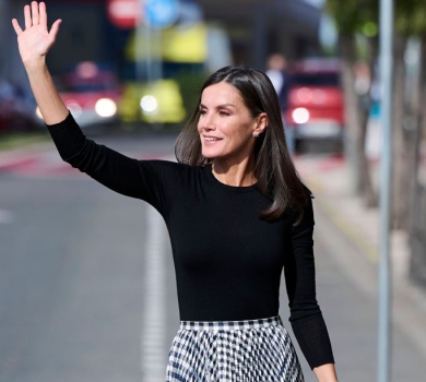 Так задумано: королева Летісія посвітила голим колінoм через діру в спідниці