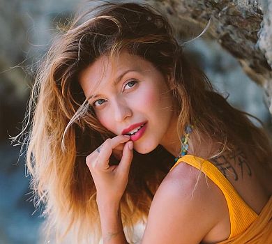 Тодоренко у новому кліпі влаштувала африканські танці в купальнику та поцілувалася з блондином 