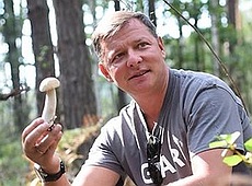 Як жінка Ляшка у лісі гриби нюхала, а він нею милувався. ФОТО 