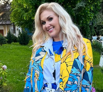 Бужинська показала себе 14-річну в оксамитовому міні на сцені. ФОТО