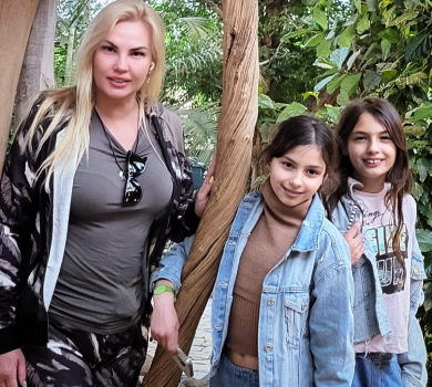 Камалія з доньками показали одне хобі на всіх на тлі іспанського узбережжя. ФОТО