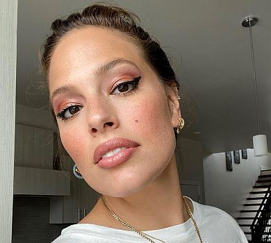 Гола велика дівчина Ешлі Грем зробила пікантне селфі в ванній