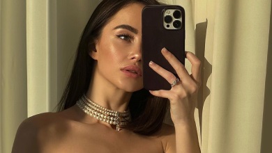 Парфільєва у розкішних сукнях посвітила декольте на тлі Ейфелевої вежі