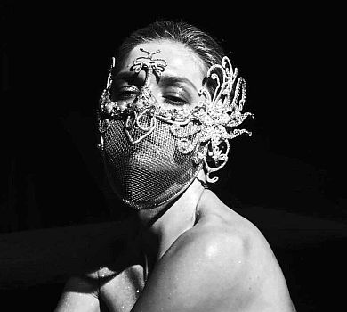 Все люди – братья: Брежнєва у коштовному наморднику закликала любити. ВІДЕО  