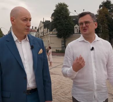 Не змовлялися: Гордон і Кулеба черевиками повторили за Зеленською і Байден. ФОТО 