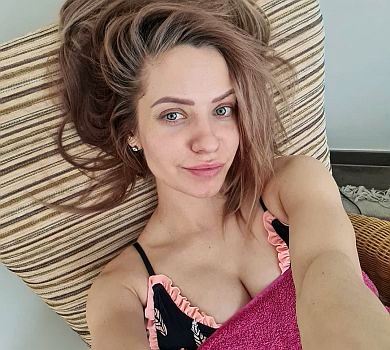 Невістка Марченко на тлі гір засвітила дупцю в купальнику