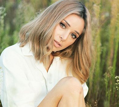 Огнєвіч у червоних трусиках попозувала в траві та згадала про Крим 