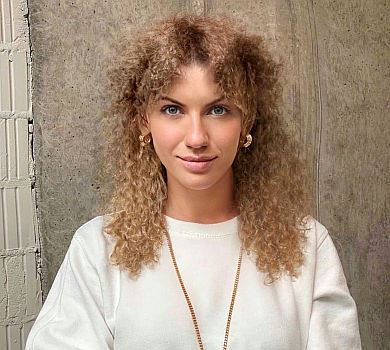 Ані Лорак vs Афродіта: Нікітюк перед клубом влаштувала парад зачісок. ФОТО