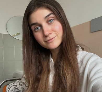 Під запах веганських котлет: Jerry Heil в мінішортах показала, як займається йогою в кафе