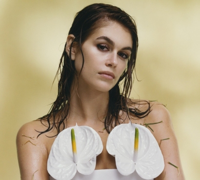 Дочка Кроуфорд у ретрофотосеті показалася з бляшанками у косах та горілиць на траві