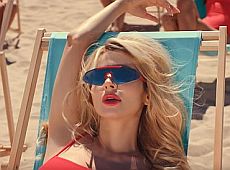 Суперзірку Лободу у новому кліпі збила вантажівка 