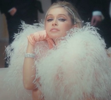 Брежнєва у пір'ях і діамантах переспівала хіт ВІА Гри для Vogue. ВІДЕО