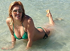 Клочкова в зеленому вигиналася у водах Дубая