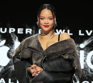 Крокодиляча спідниця та ноги у шворках: Ріанна підкреслила апетитні форми зухвалим луком