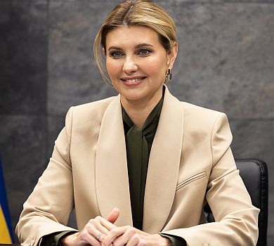 Перша леді в Абу-Дабі вигуляла неновий бежевий лук. ФОТО