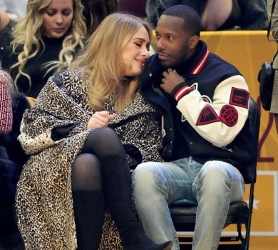 Мов голуб'ята: Адель у гламурному прикиді сходила з бойфрендом на баскетбол. ФОТО