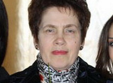 Дружину Януковича тримають за високим парканом з автоматами