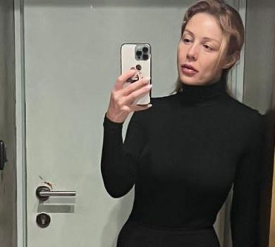 Кароль в обтислому монохромі повигиналася перед дзеркалом. ФОТО