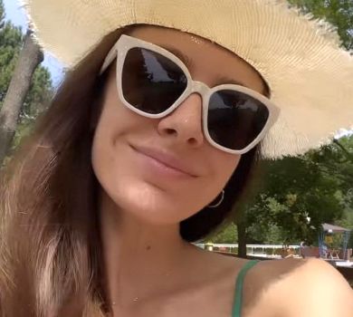 Остапчук із сестрами в бікіні зобразили пляжний вайб на газоні. ФОТО