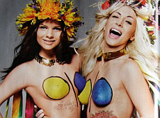 Femen роздяглися для французів. ФОТО