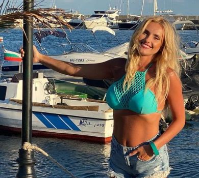 Федишин посвітила засмаглим пресом та ніжками у Болгарії