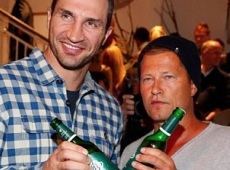 Кличко хильнув пивка на відкритті ресторану Тіля Швайгера. ФОТО