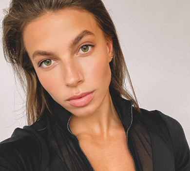 Бех з яскравим мейком засвітила декольте на гламурному селфі  