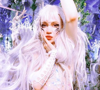 Колишня Маска наробила фото у колготках і засвітила соски