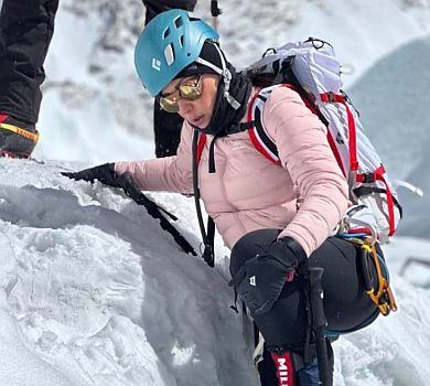 Краса і жахлива небезпека: жінка Філатова показала, як підкорювала льодопад на шляху до Евересту