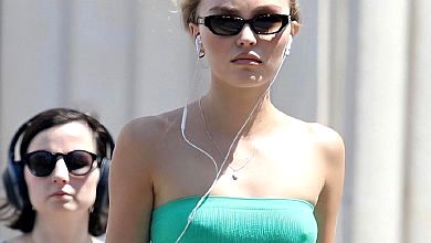 Мініспідничка і топ без бюстгальтера: 21-річна Лілі-Роуз Депп вигуляла зухвалий лук на вулицях Парижа