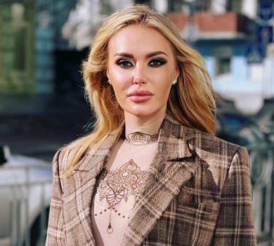 Гріх жалітися: Камінська з дітьми показалася у всій красі на пляжі Гааги. ФОТО