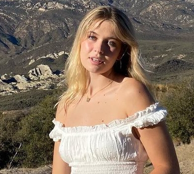 Донька Брежнєвої в легкій сукенці та чоботях показалася верхи на коні