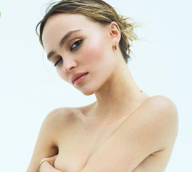 23-річна донька Деппа із цигаркою засвітила голі груди в прозорій сукні. ФОТО