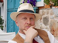 Утікач Мухарський представив еротичну романтику про рожеві вуса. ВІДЕО