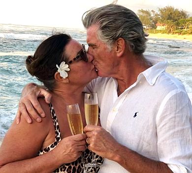 Серденько моє: 67-річний Пірс Броснан замилував романтичними ФОТО з дружиною в леопарді