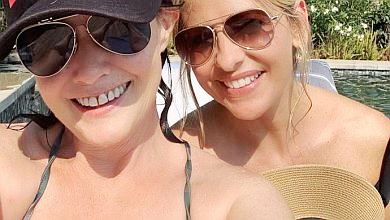 Шеннен Догерті та Сара Мішель Геллар розважилися з вином на травичці. ВІДЕО