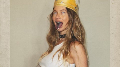 Вагітна дружина соліста Maroon 5 влаштувала сексі-зйомку у короні. ФОТО
