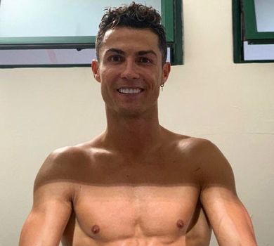 Роналду в трусах та масці оздоровився в холодильній камері. ВІДЕО