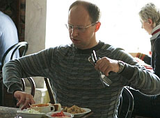 Яценюк зійшов до смертних і наївся борща з пампушками