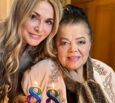 Три покоління красунь: Сумська показалася з доньками та 88-річною мамою. ФОТО