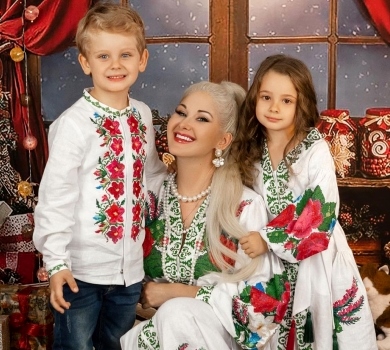 Бужинська з чоловіком і двійнятами показали вишиванковий фемілі-лук коло ялинки