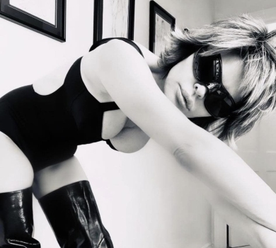 В обтислому боді та чоботях за $1500: 59-річна зірка Району Мелроуз епатувала сексі-ФОТО