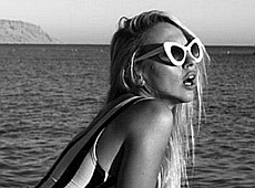 Дубль раз, дубль два: Як Полякова в купальнику з Міккі Маусом біля моря позувала